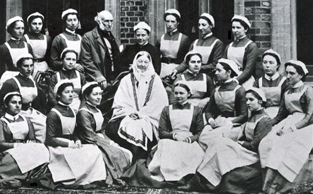 Florence Nightingale fotad tillsammans med sin avgångselever 1886