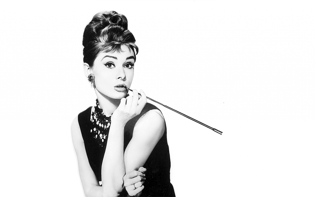 Svartvitt fotografi av Audrey Hepburn
