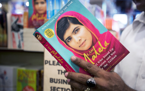 Hand håller i boken I am Malala