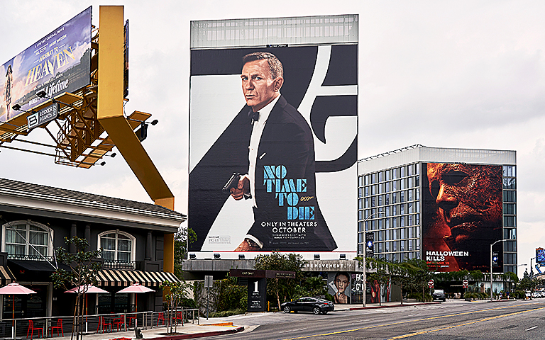 Reklam för James Bondfilmen No time to die på husfasad i Los Angeles