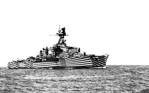 Kamouflerat militärfartyg på havet under första världskriget