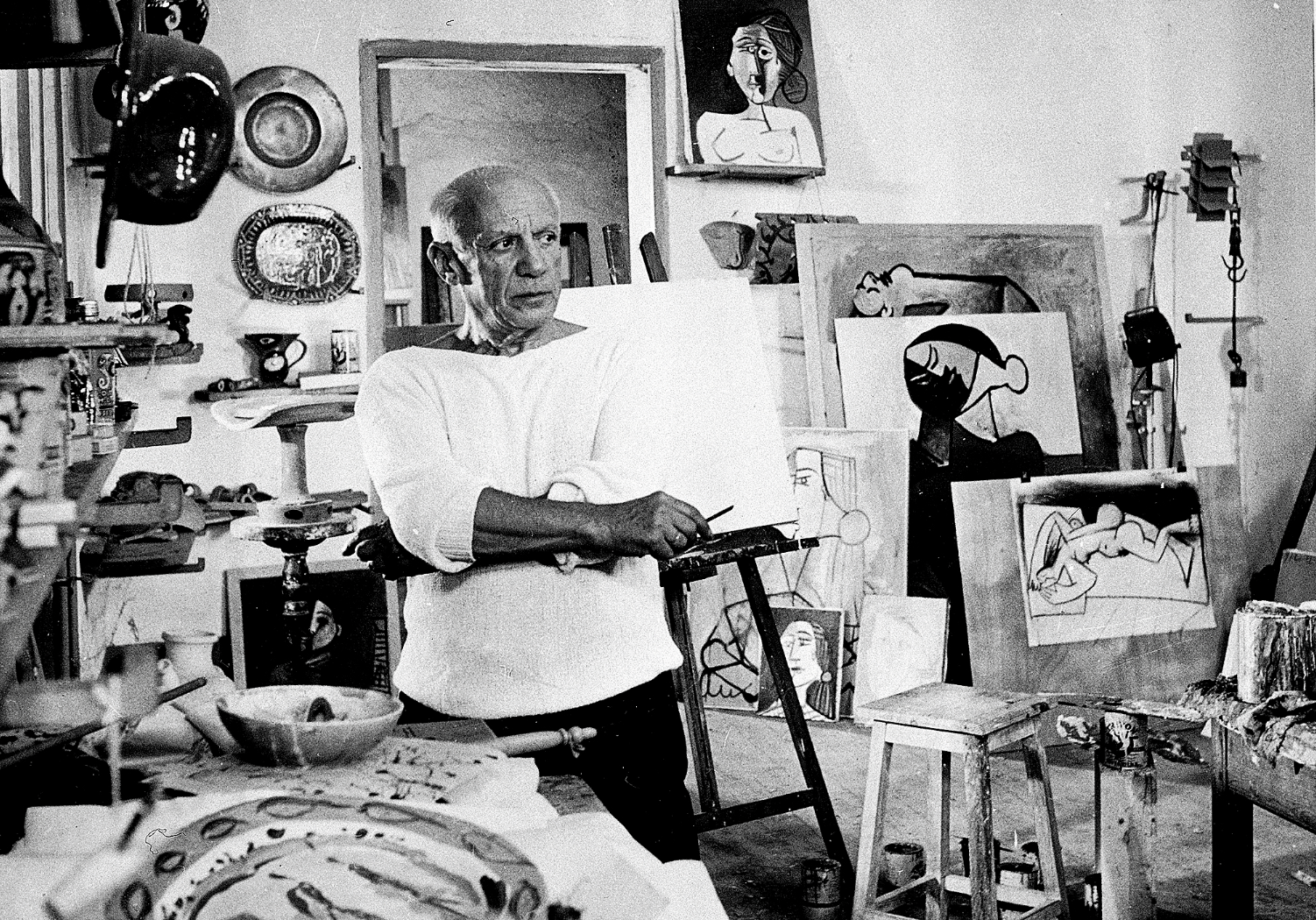 Konstnären Pablo Picasso i sin studio i Frankrike 