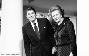 Thatcher och Reagan tittar från Vita huset