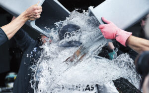 Brittiska Formel 1-föraren Lewis Hamilton får en hink med isvatten kastad över sig som en del av utmaningen Ice Bucket Challenge som utfördes till förmån för forskning kring hjärnans sjukdomar, i synnerhet ALS.