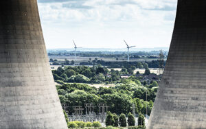 Vybild över ett engelskt landskap med kraftledningar och vindkraftverk. Sett från det tidigare kolkraftverket Drax i North Yorkshire.