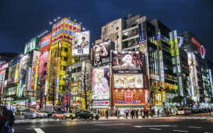 Storstadsgata med mängder av reklamaffischer för olika spel i en japansk stad.