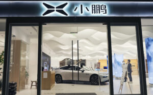 Bild fotad genom entréfönstret till det kinesiska bilföretaget Xpengs showroom.