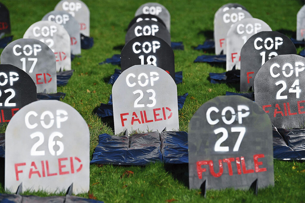 Fejkade gravstenar som symboliserar bristen på resultat under FN:S klimatkonferenser.