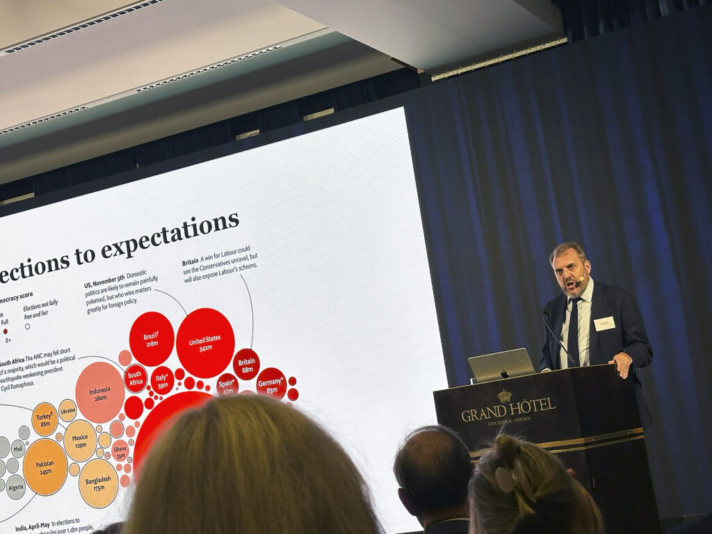 Tom Standage från The Economist talar inför publik på en scen på Grand Hotel